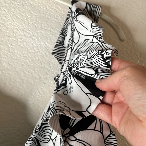 NWT STELLA PARKER Black and White Floral Swimsuit SIZE M - Picture 8 of 8